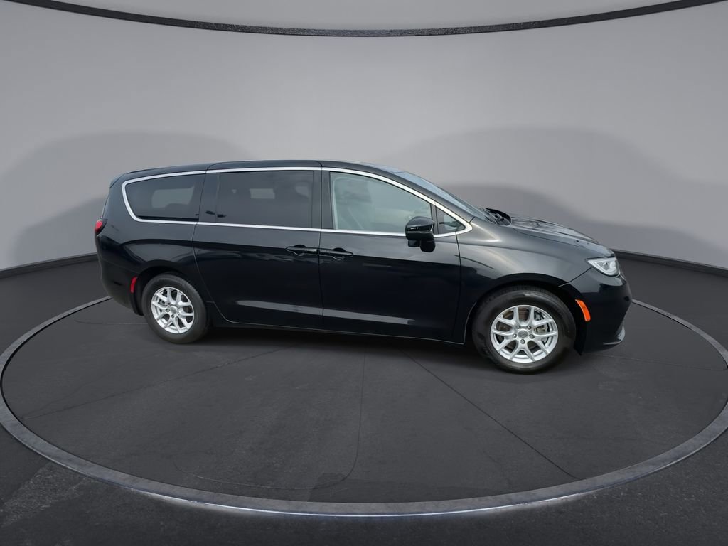 Used 2023 Chrysler Pacifica Touring-L image 9