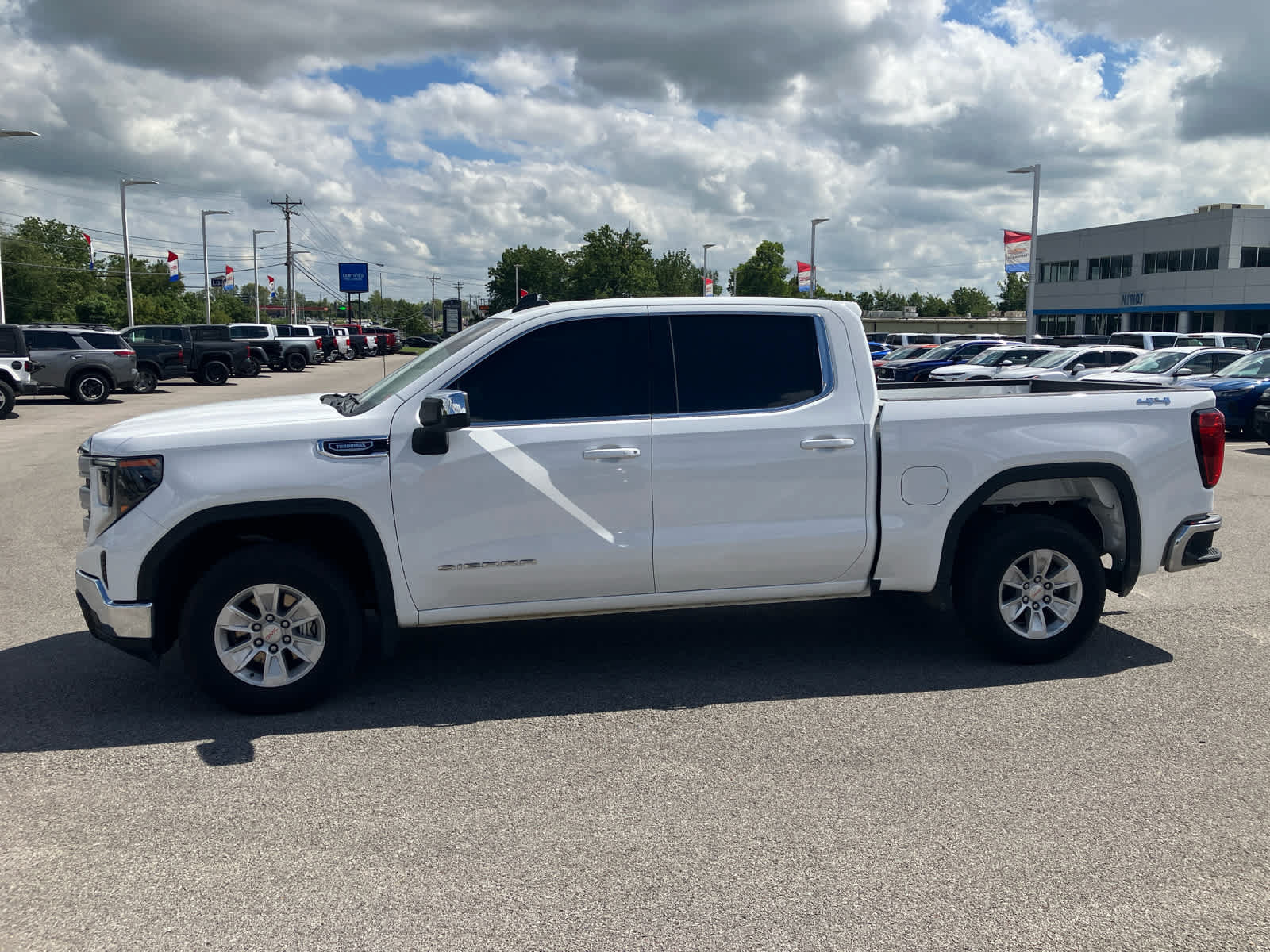 Used 2025 GMC Sierra 1500 SLE AWD/4WD image 4