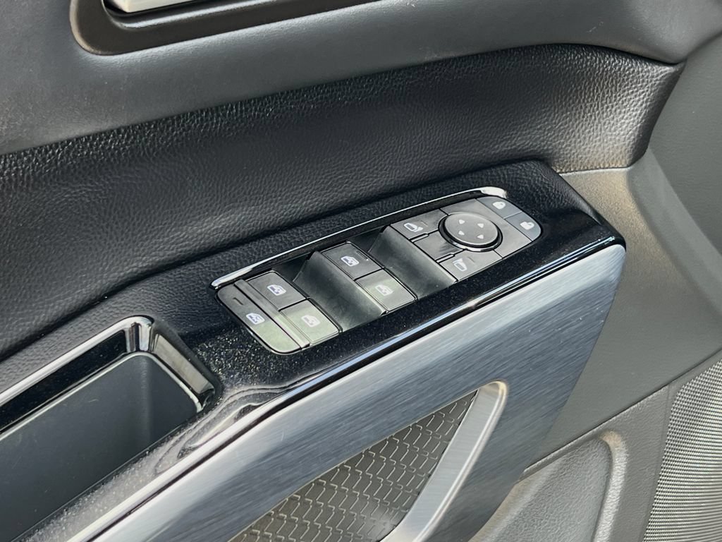 Used 2025 Nissan Pathfinder SL FWD image 6