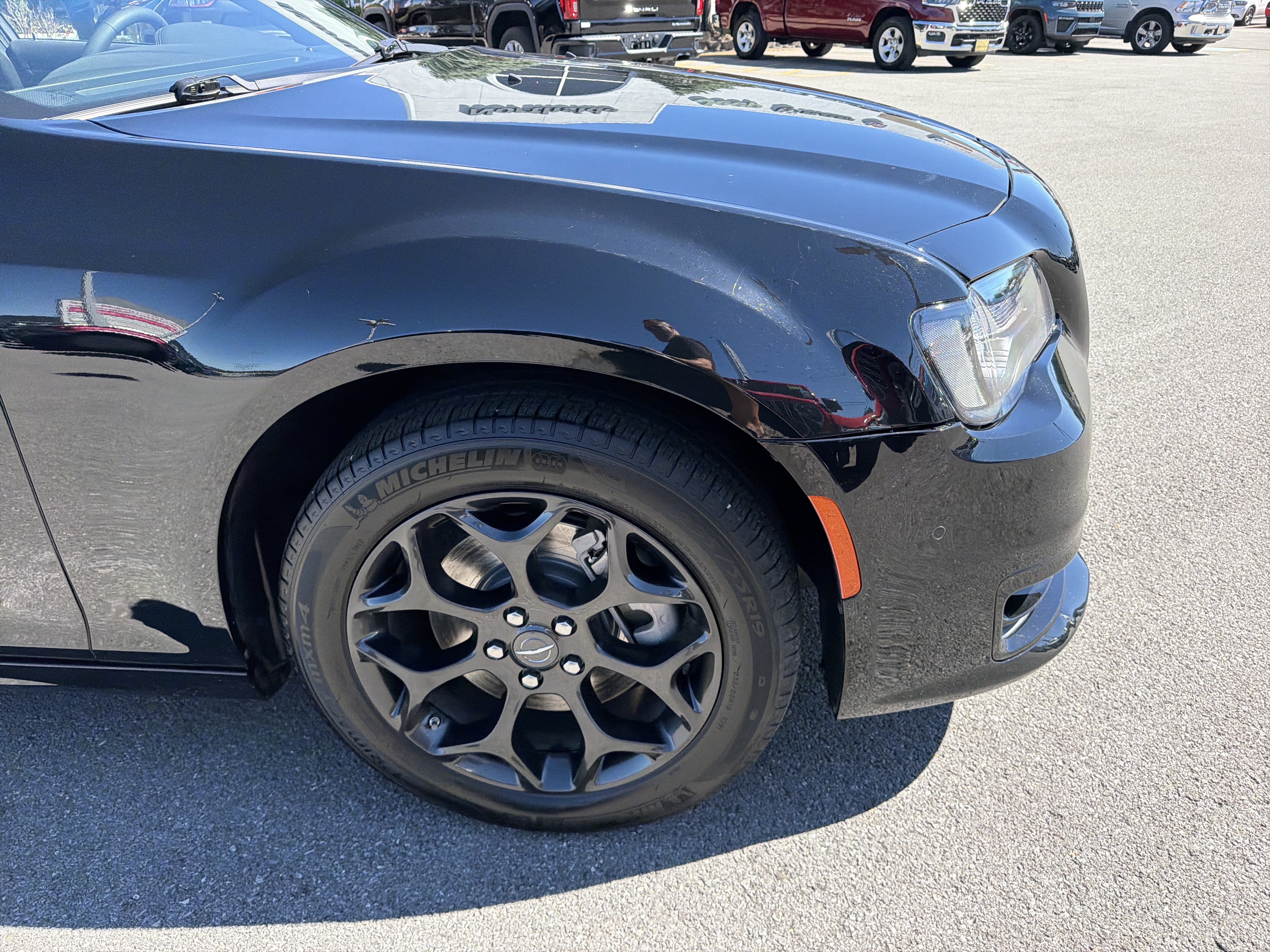Used 2023 Chrysler 300 Touring L w/ Popular Equipment Group AWD/4WD image 4