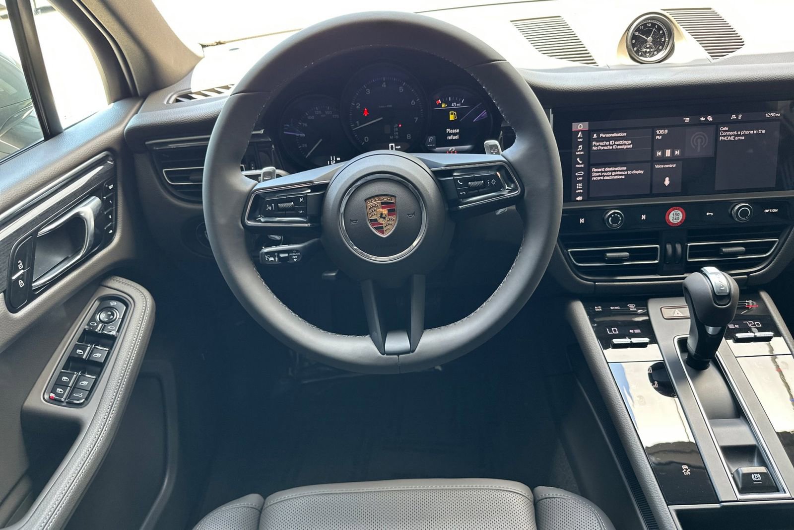 Certified 2025 Porsche Macan image 16