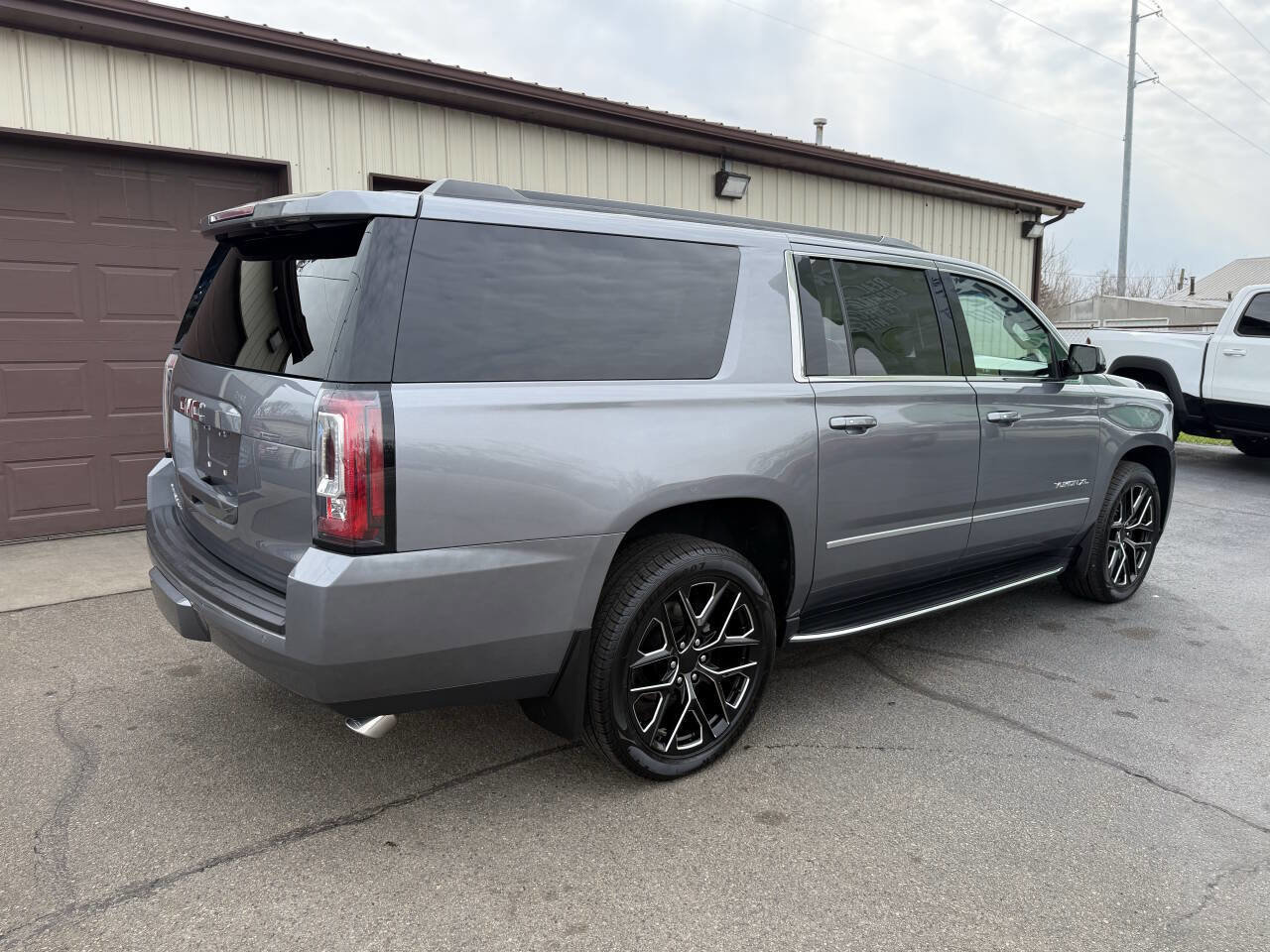 Used 2019 GMC Yukon XL SLT w/ Premium Edition AWD/4WD image 7