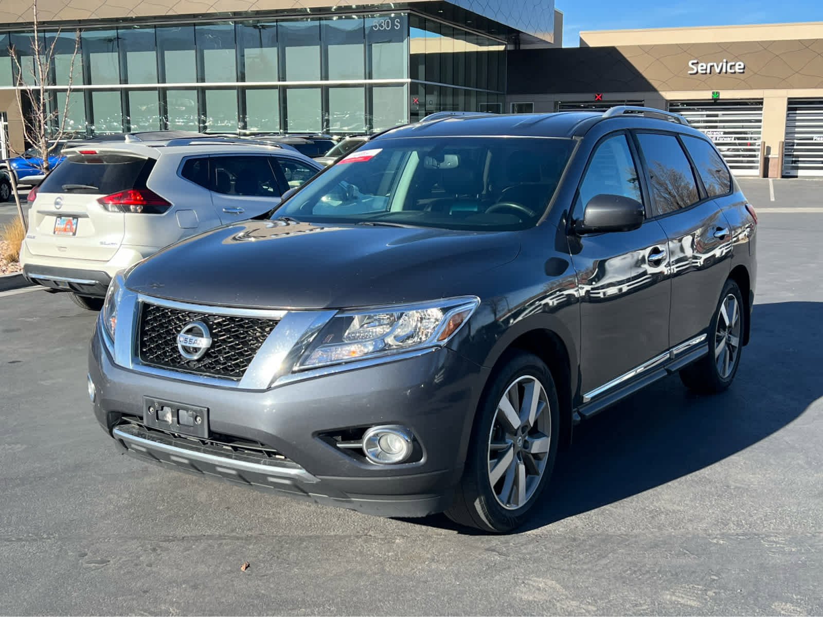 Used 2014 Nissan Pathfinder Platinum image 2