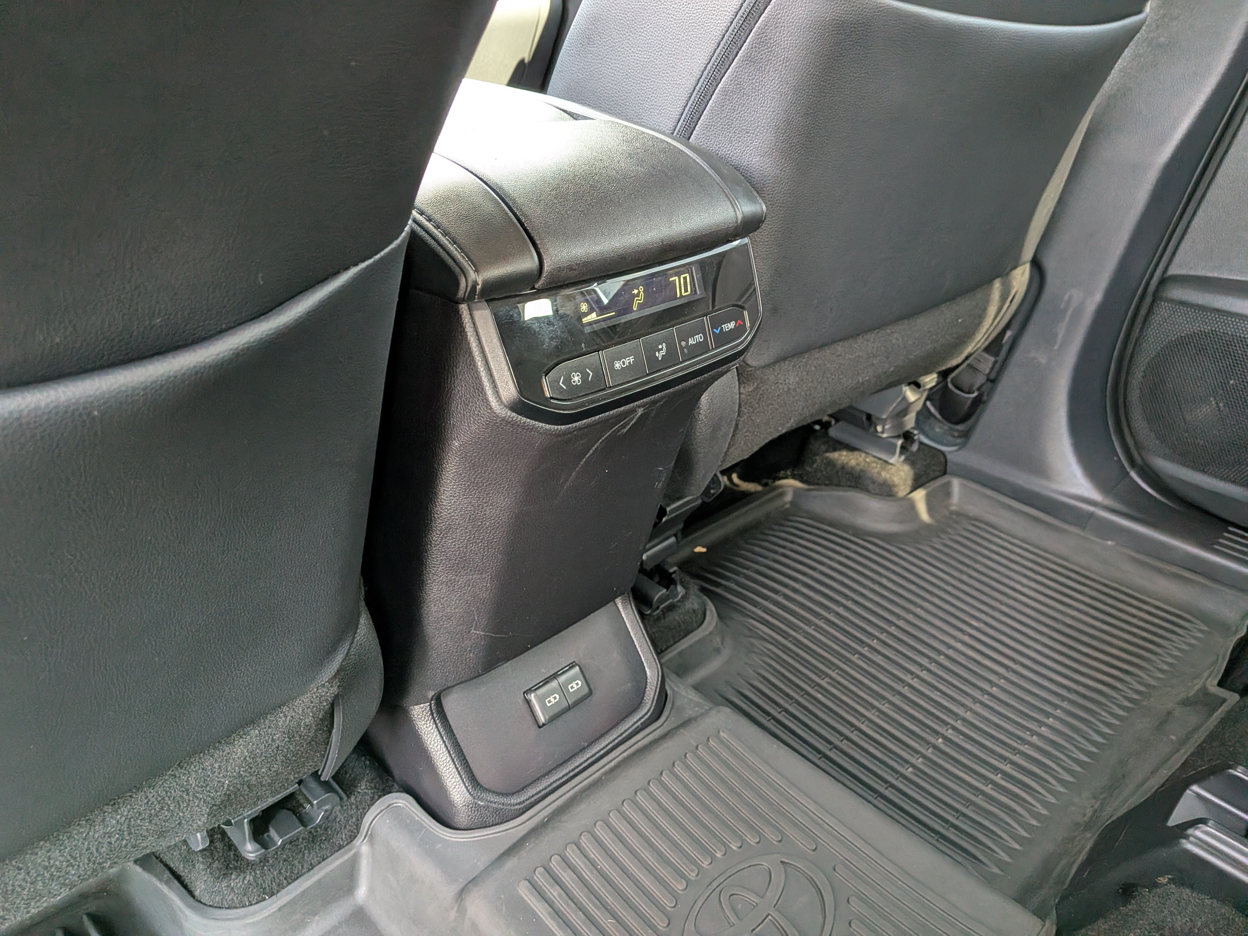 Used 2025 Toyota Highlander XLE AWD/4WD image 21