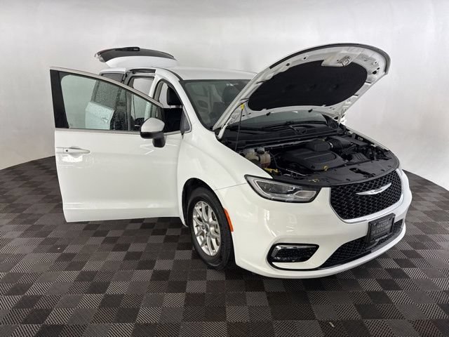 Used 2023 Chrysler Pacifica Touring-L FWD image 12