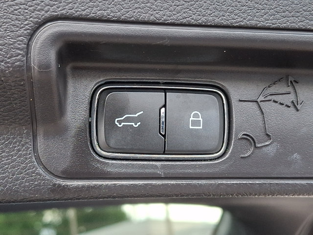 Used 2022 Ford Explorer Limited w/ Equipment Group 301A AWD/4WD image 26