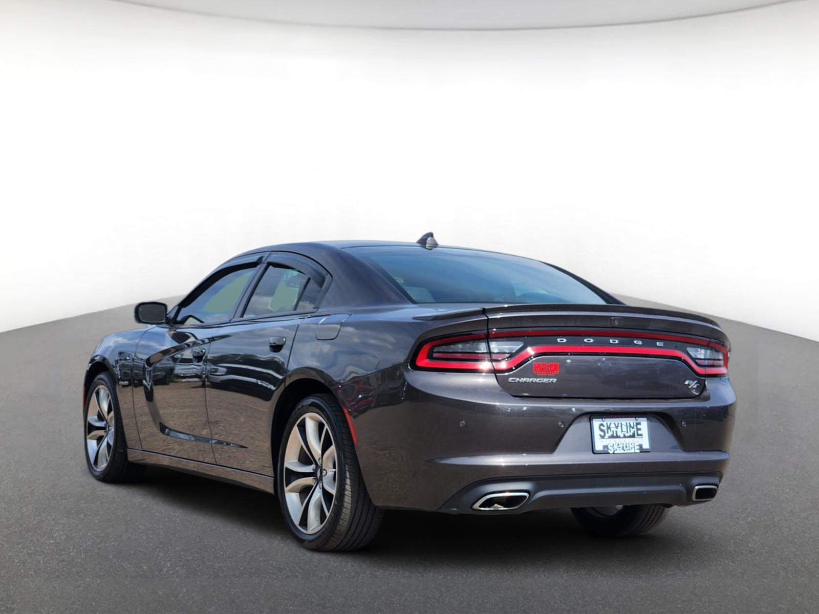 Used 2017 Dodge Charger R/T w/ Premium Group RWD image 4