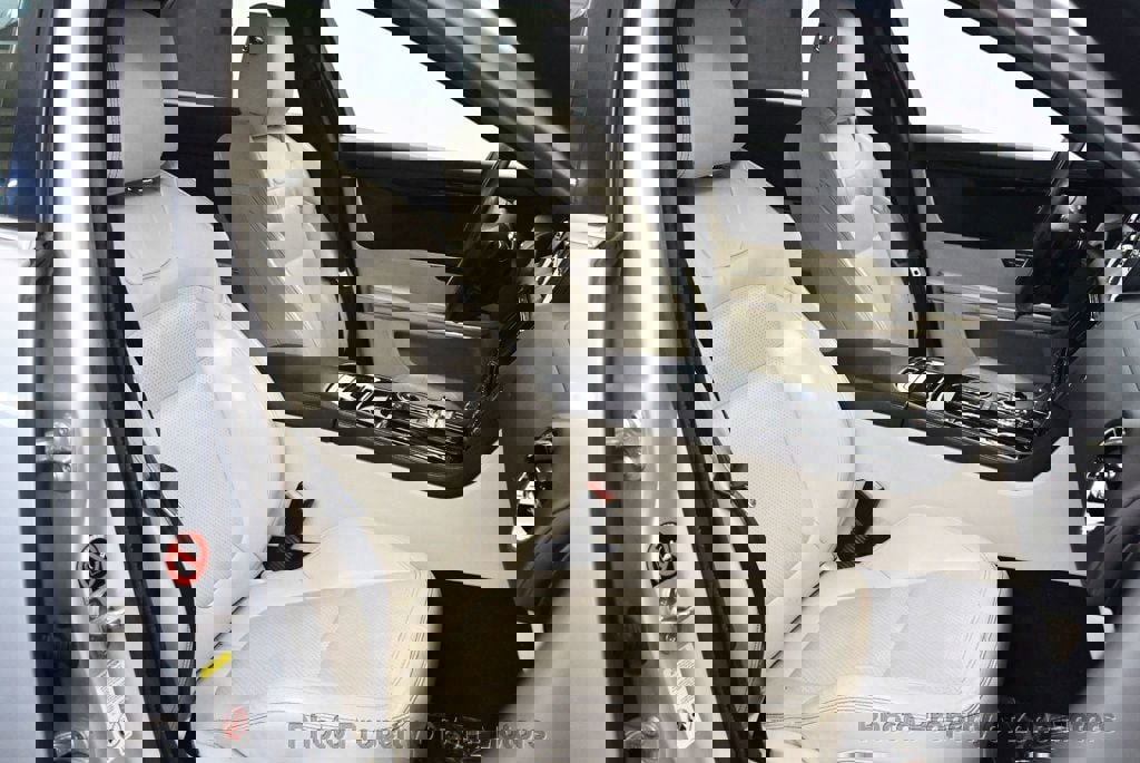 Used 2015 Jaguar XJ image 12