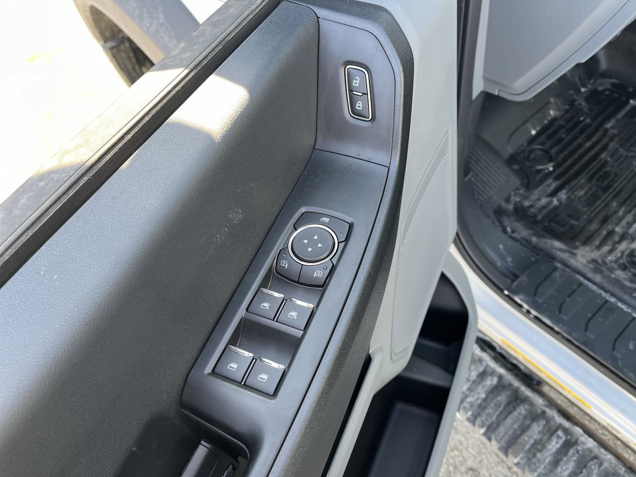 New 2025 Ford F550 4x4 SuperCab Super Duty image 6
