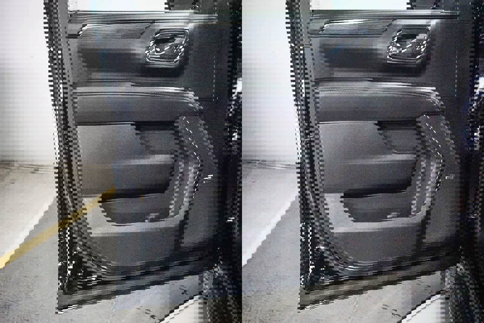 Used 2023 GMC Yukon XL SLT w/ SLT Premium Package AWD/4WD image 18