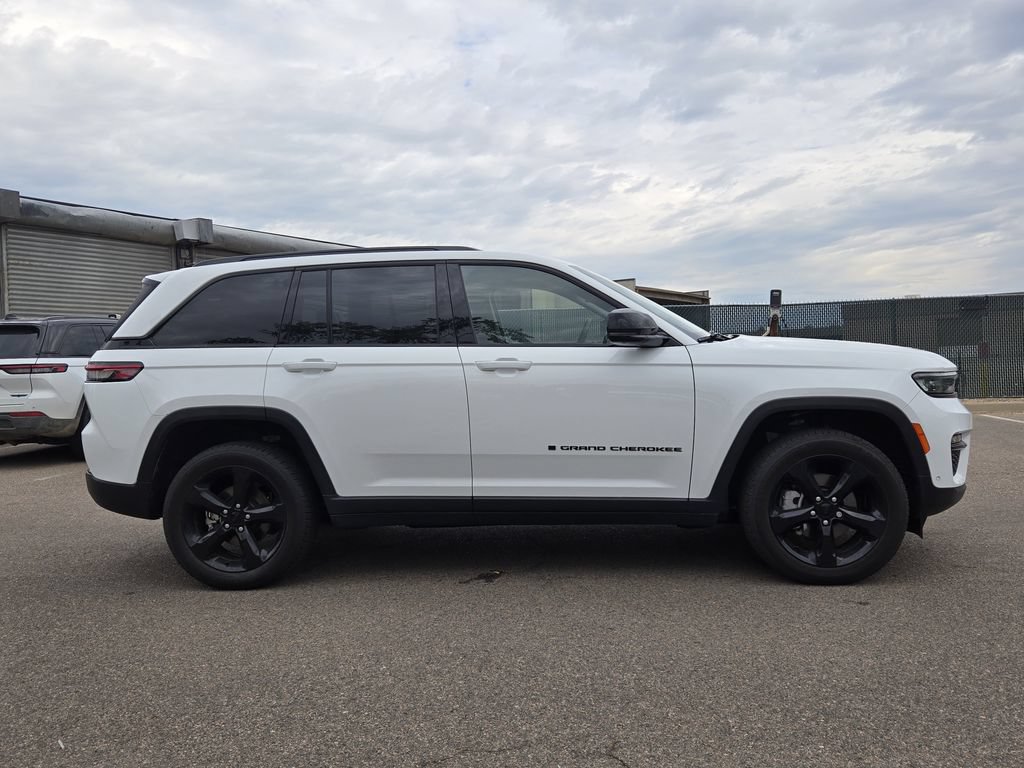 Used 2023 Jeep Grand Cherokee Limited w/ Luxury Tech Group II AWD/4WD image 4