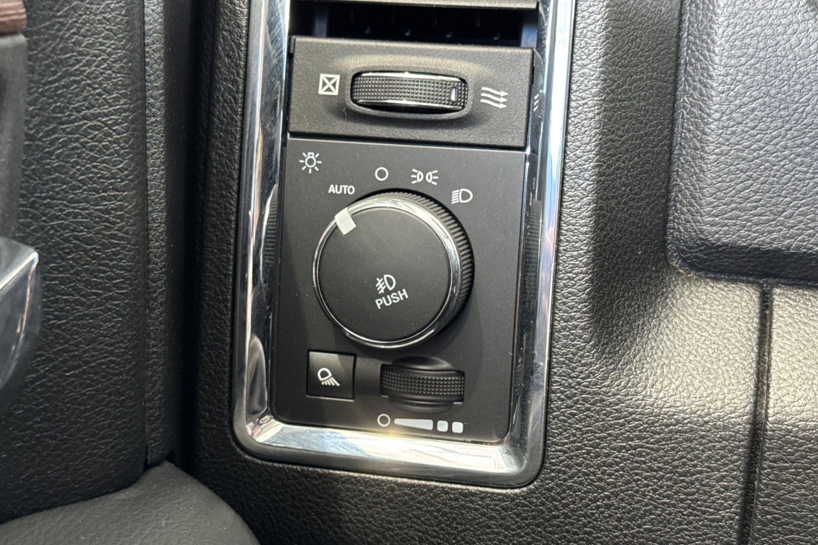 Used 2019 RAM 1500 Laramie AWD/4WD image 34