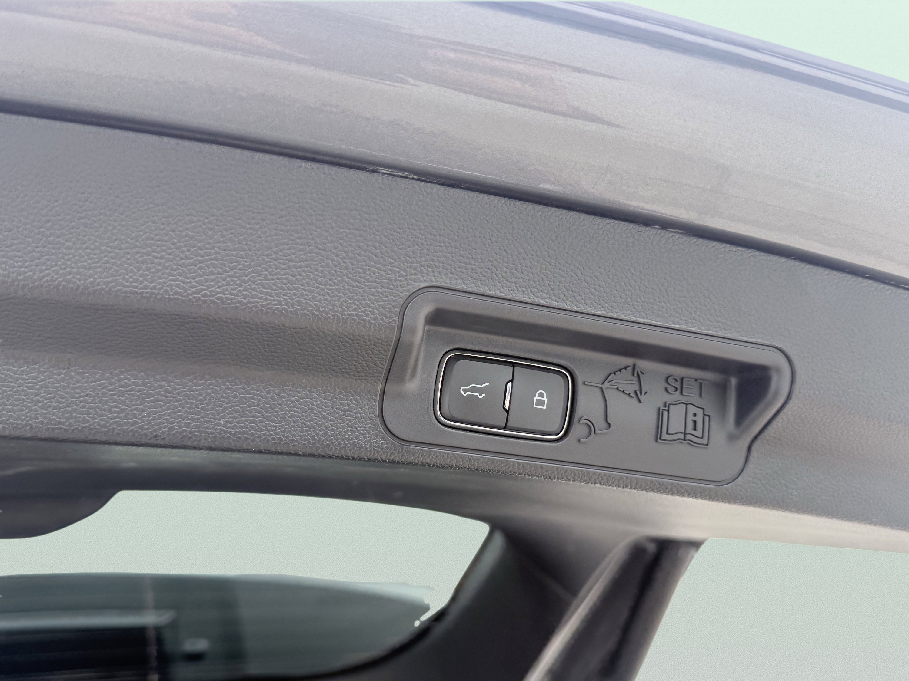 Used 2022 Ford Explorer XLT image 22