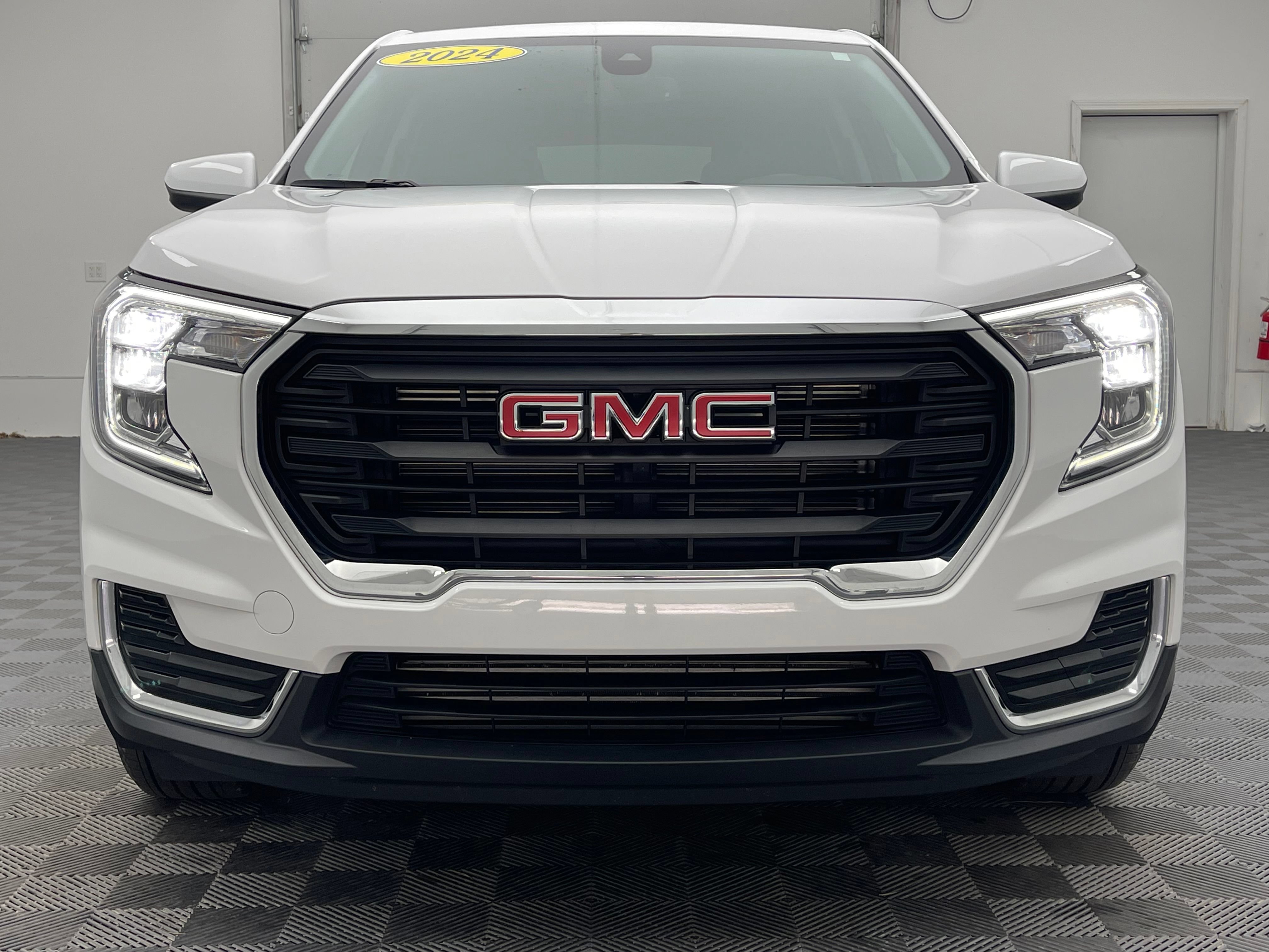 Used 2024 GMC Terrain SLE FWD image 10