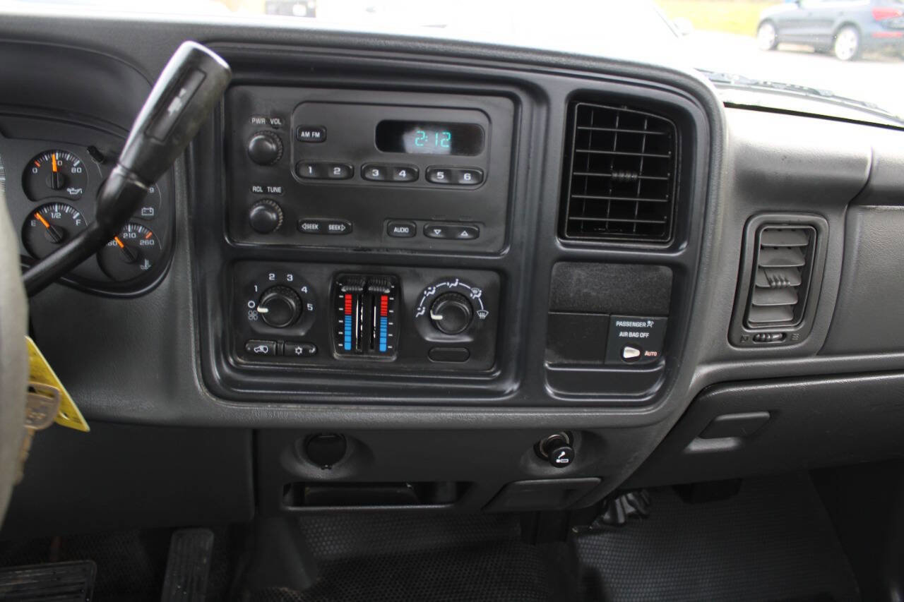 Used 2004 GMC Sierra 1500 W/T w/ Light Duty Power Package image 9
