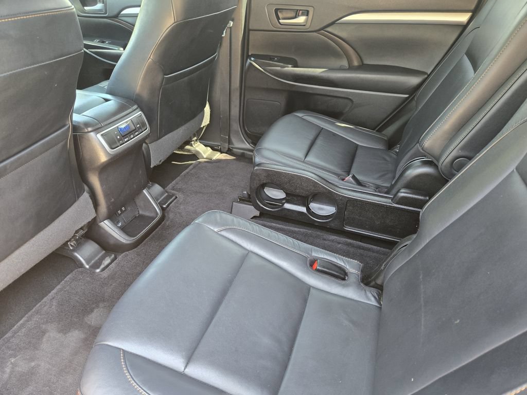 Used 2017 Toyota Highlander XLE FWD image 30