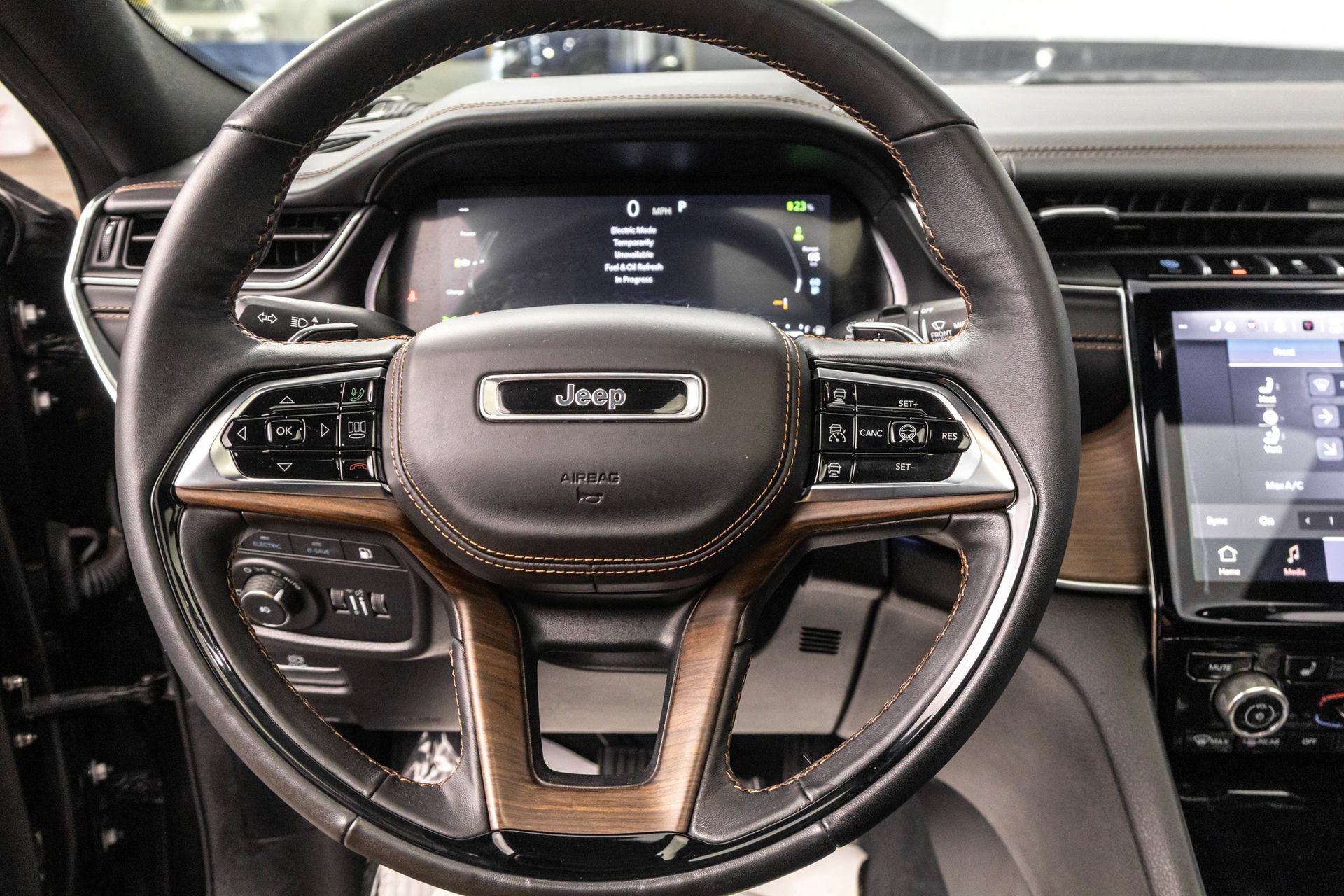 Used 2022 Jeep Grand Cherokee Summit AWD/4WD image 23