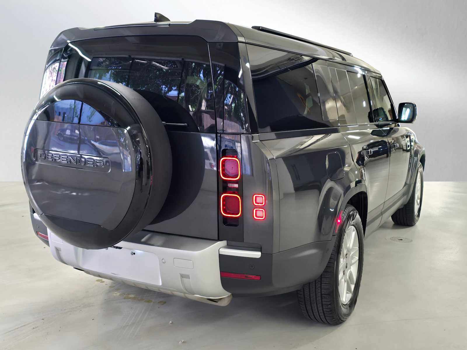 Used 2025 Land Rover Defender 130 S image 5