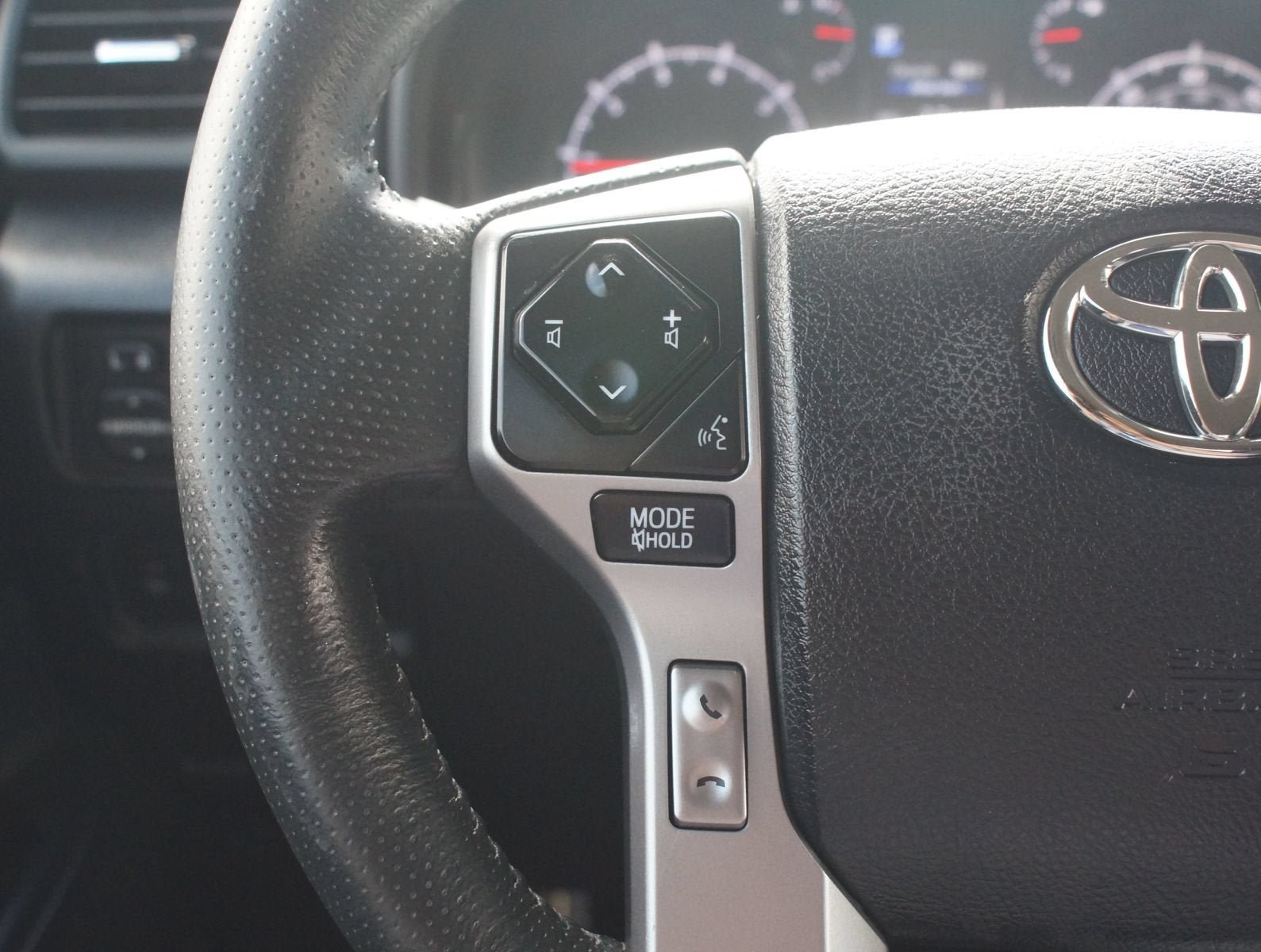 Used 2020 Toyota 4Runner SR5 AWD/4WD image 9