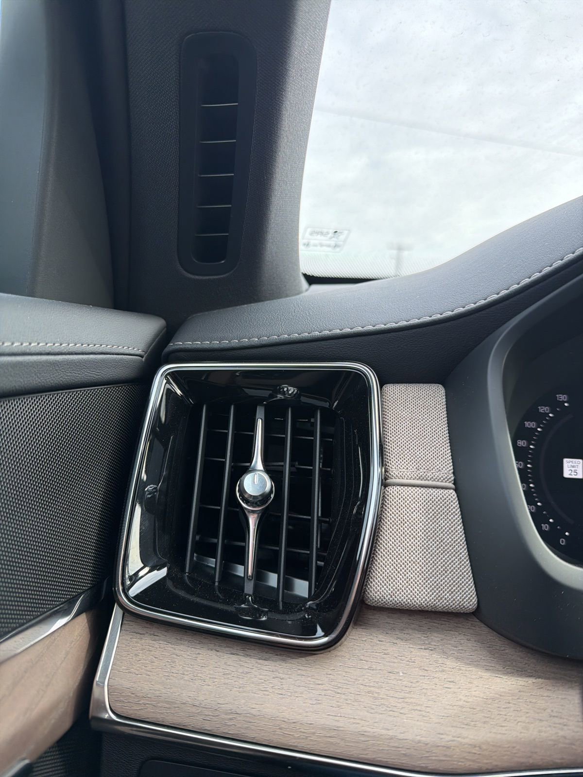 New 2026 Volvo XC90 B6 Core w/ Protection Package Premier image 57