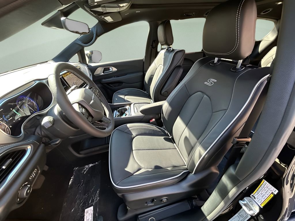 New 2026 Chrysler Pacifica Limited w/ Uconnect Theater Family Group image 18