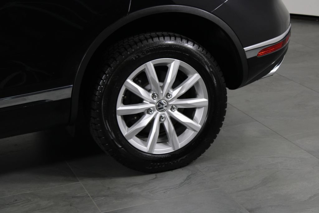 Used 2017 Volkswagen Touareg Sport AWD/4WD image 14