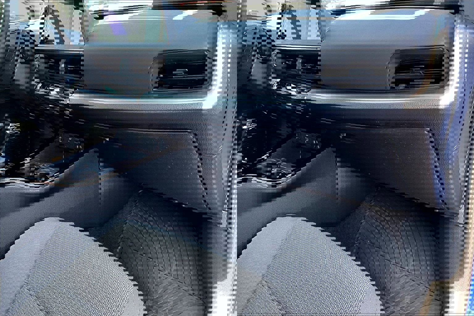 Used 2025 Toyota Prius LE FWD image 26