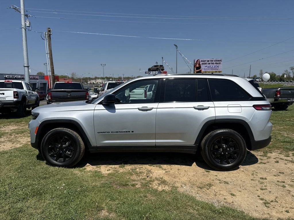 Used 2025 Jeep Grand Cherokee Altitude AWD/4WD image 11