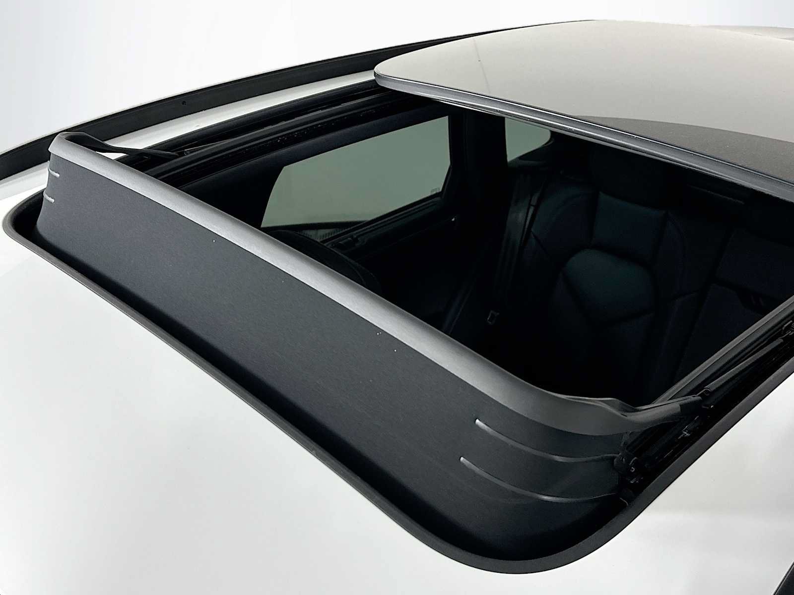 Certified 2025 Porsche Macan AWD/4WD image 22