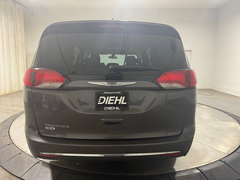 Used 2018 Chrysler Pacifica Touring-L image 6
