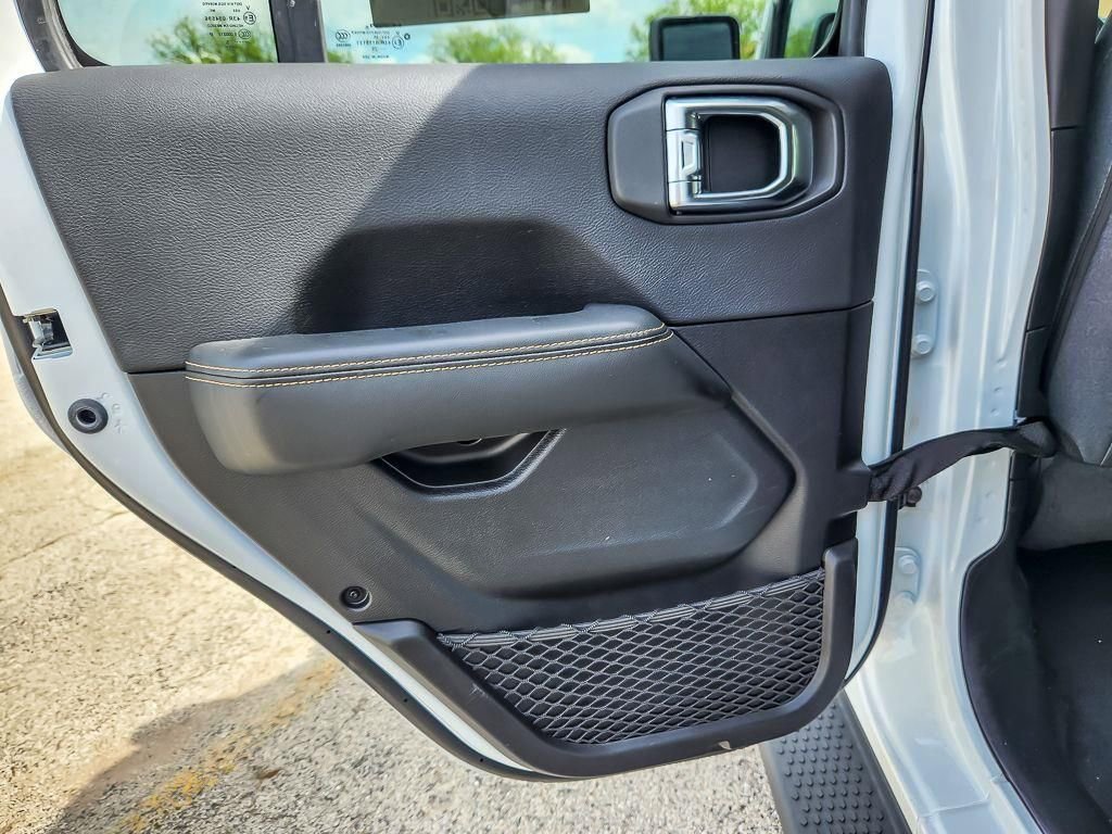 Used 2025 Jeep Wrangler Unlimited Sahara AWD/4WD image 19