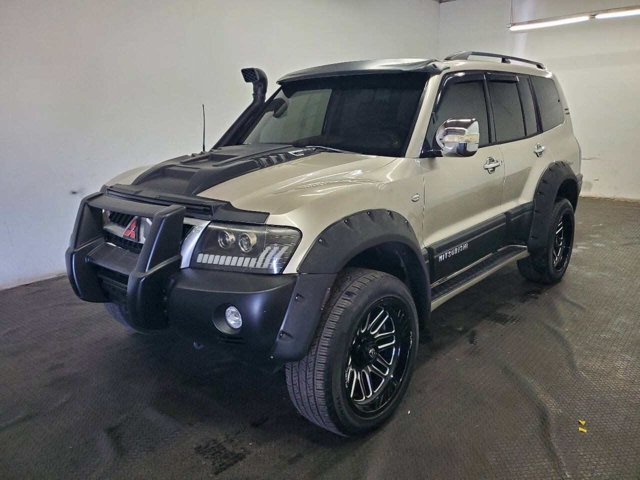 Used 2004 Mitsubishi Montero Limited AWD/4WD image 1