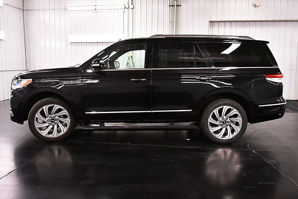 Used 2024 Lincoln Navigator Premiere image 4