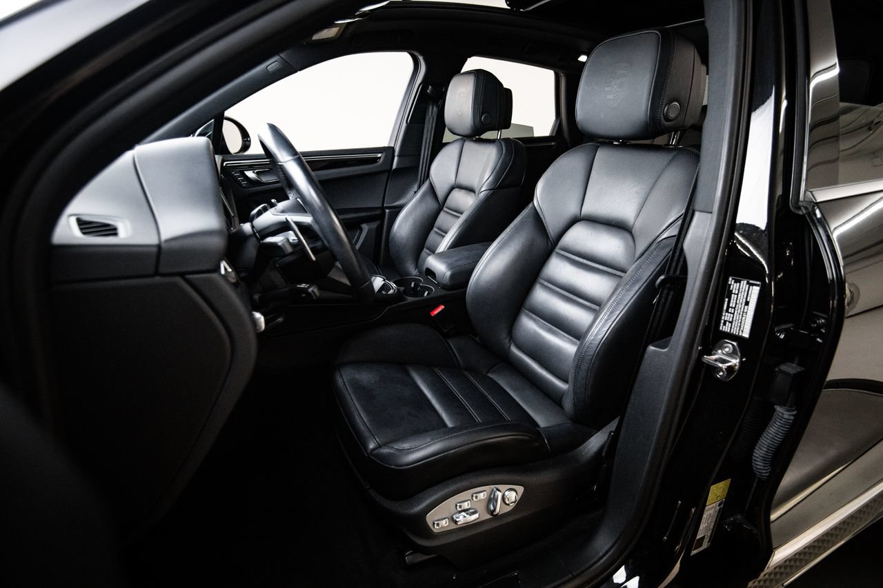 Certified 2024 Porsche Macan AWD/4WD image 5