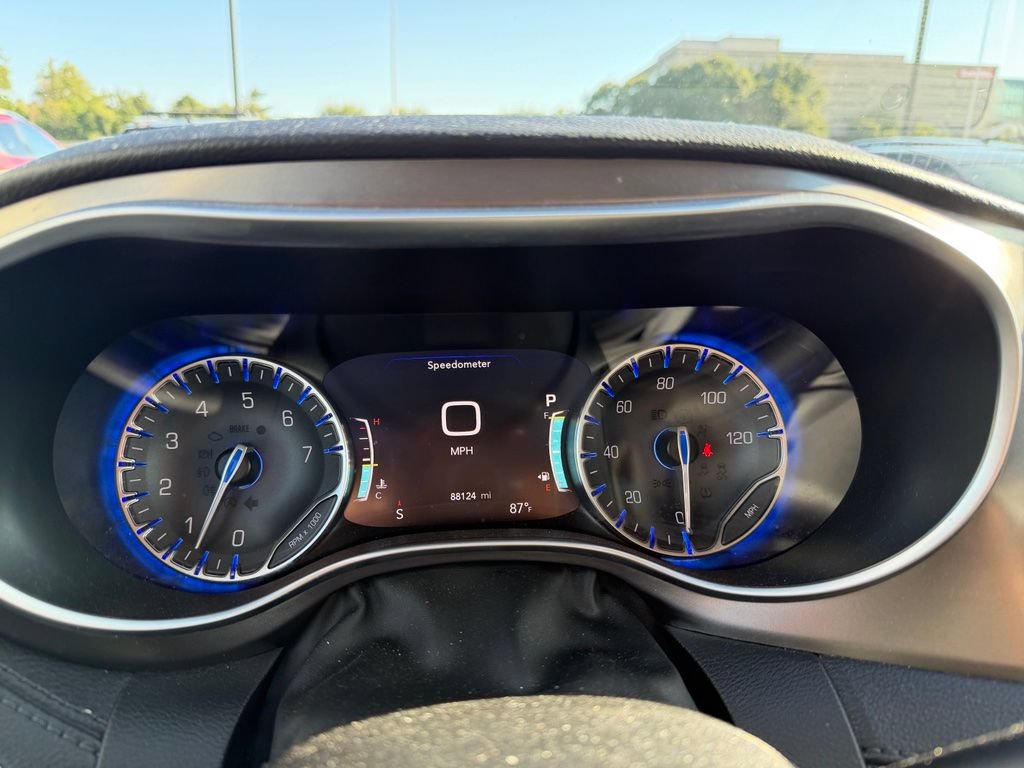Used 2017 Chrysler Pacifica Limited FWD image 7