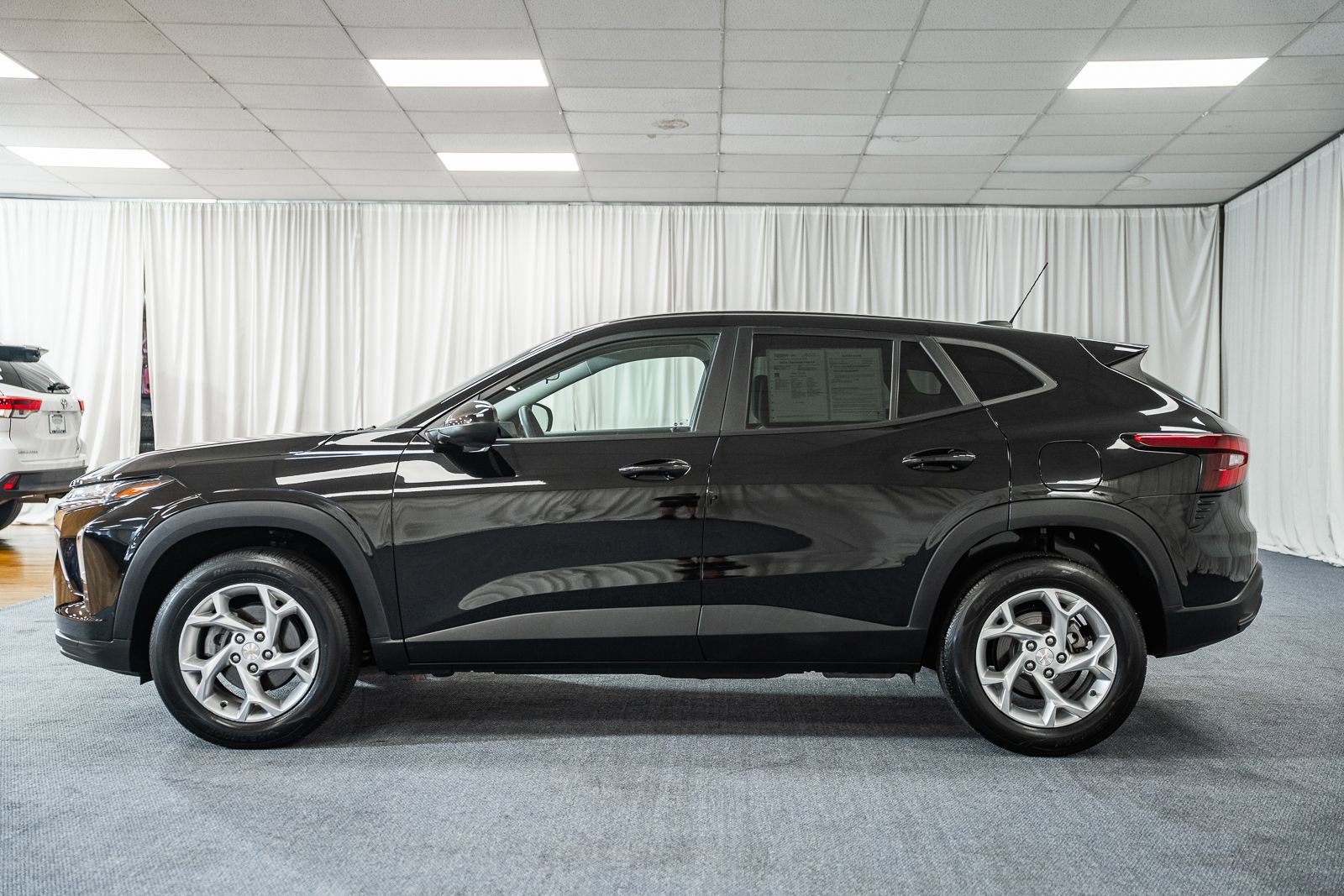 Used 2024 Chevrolet Trax LS w/ LS Convenience Package FWD image 4