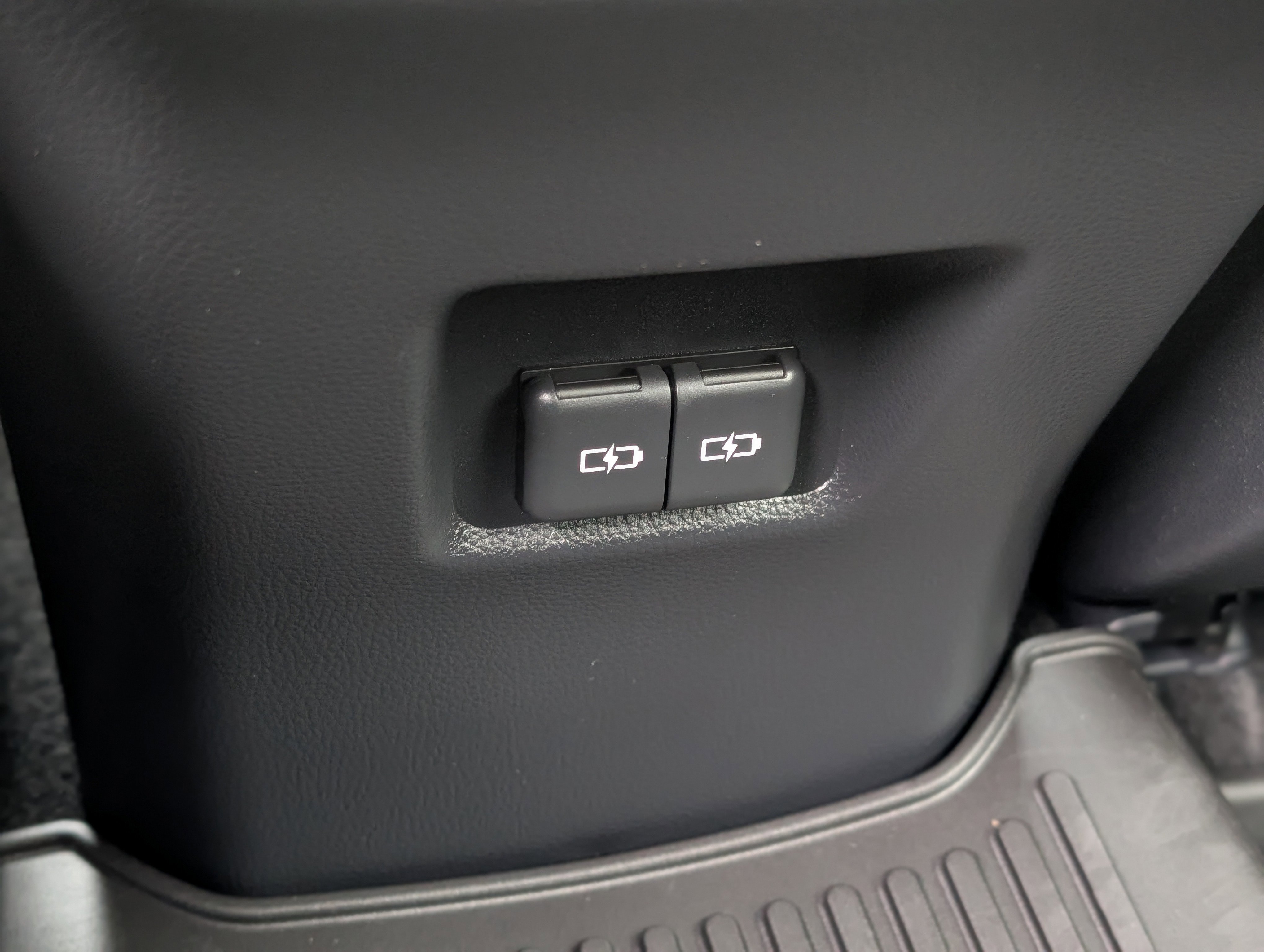 Used 2022 Toyota RAV4 XLE Premium image 36