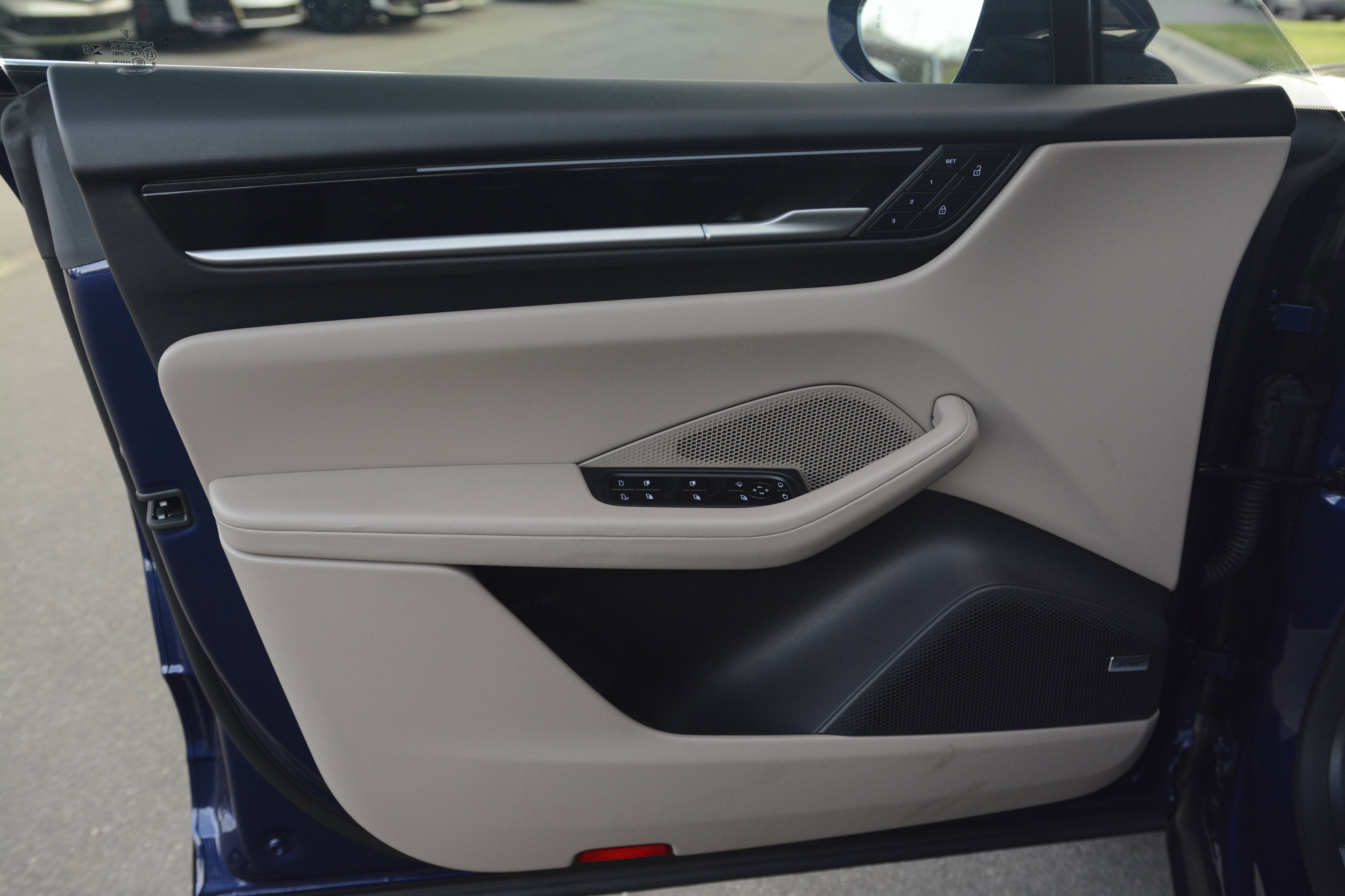 Certified 2025 Porsche Macan 4S Electric image 13