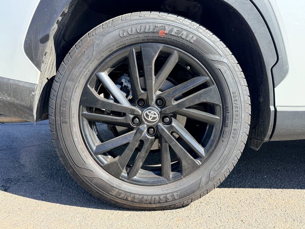 Used 2025 Toyota Corolla Cross AWD Hybrid w/ Moonroof Package image 31