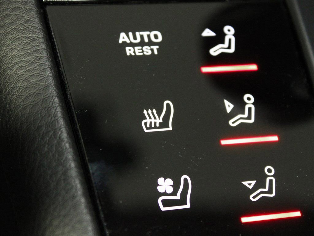 Certified 2025 Porsche Macan image 30