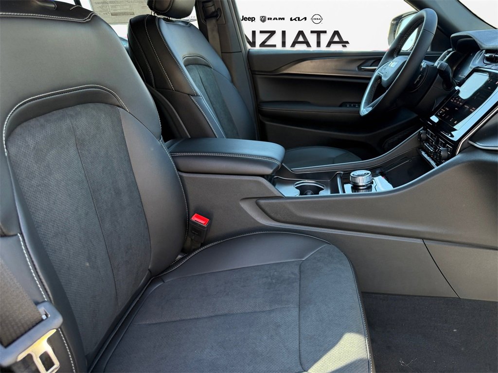 New 2025 Jeep Grand Cherokee Altitude image 16