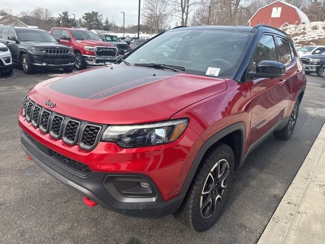 Used 2025 Jeep Compass Trailhawk w/ Trailhawk Elite Group AWD/4WD image 3