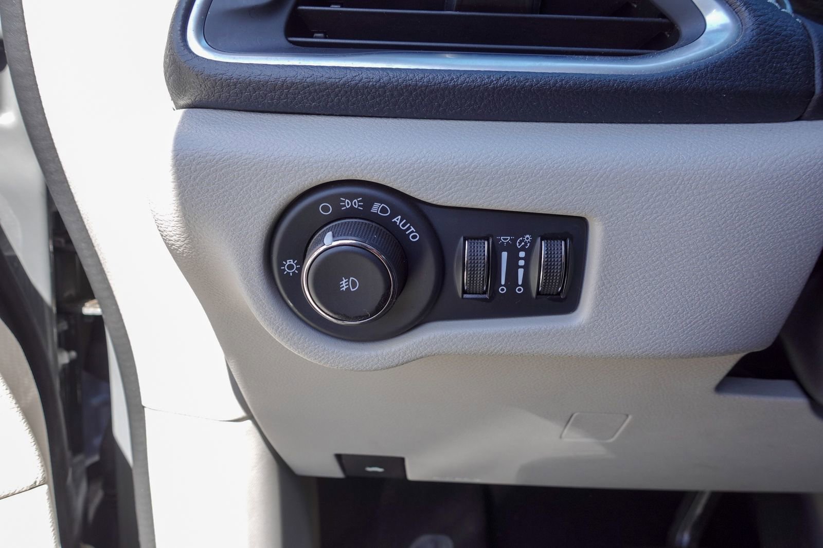 Used 2023 Chrysler Pacifica Limited FWD image 16