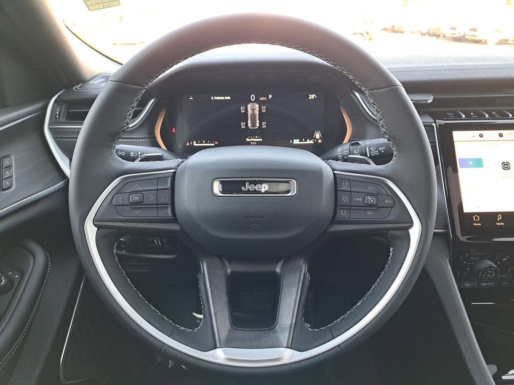 New 2025 Jeep Grand Cherokee Limited w/ Luxury Tech Group II AWD/4WD image 19