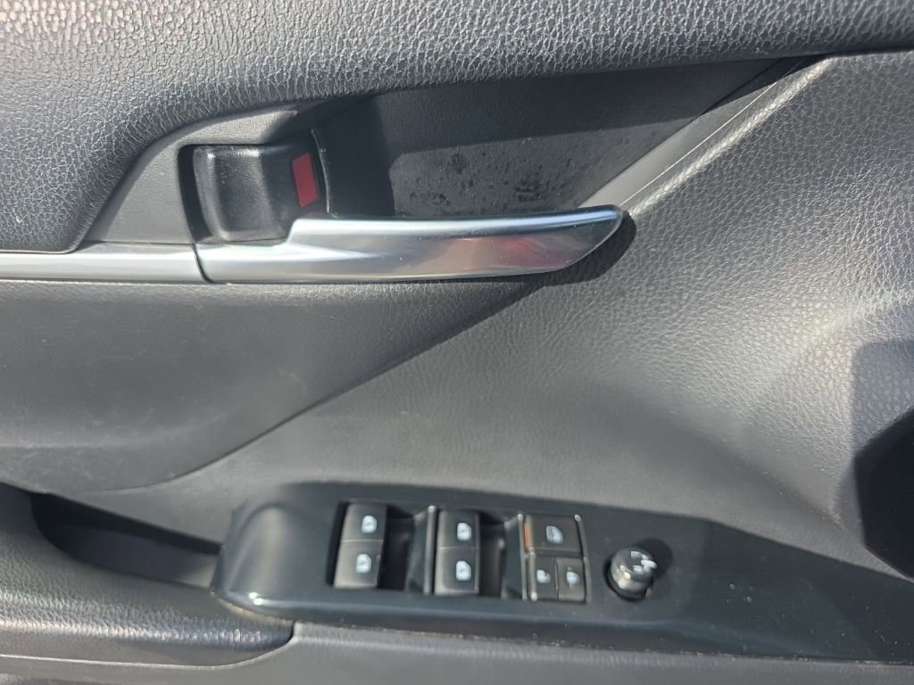 Used 2018 Toyota Camry SE FWD image 18