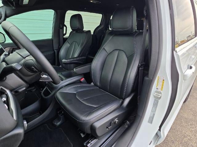 Used 2026 Chrysler Pacifica Select FWD image 12