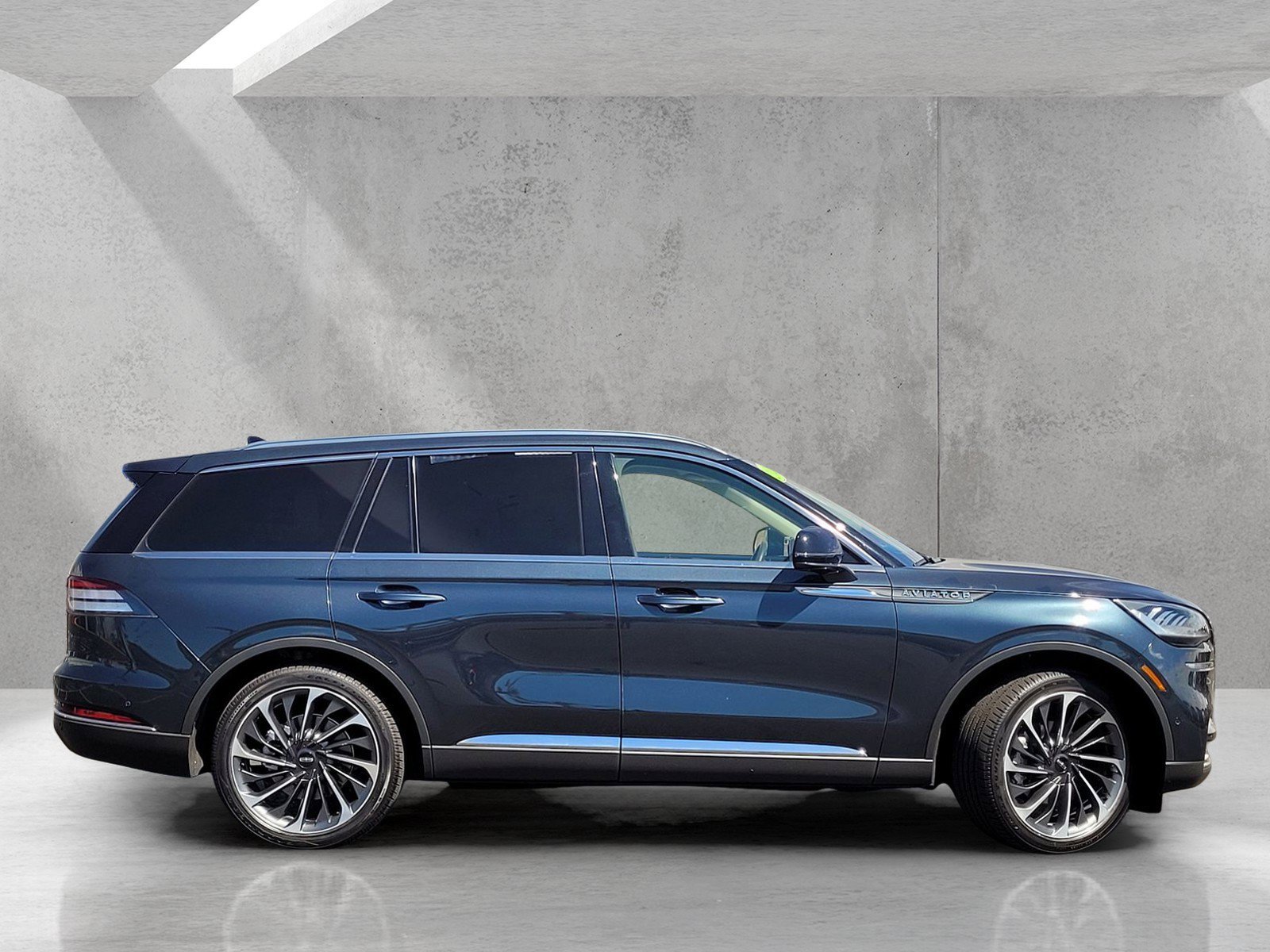 Used 2023 Lincoln Aviator Reserve w/ Equipment Group 201A RWD image 4