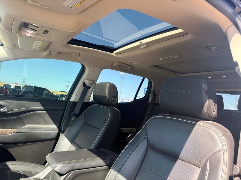 Used 2021 GMC Acadia Denali w/ Denali Technology Package FWD image 9