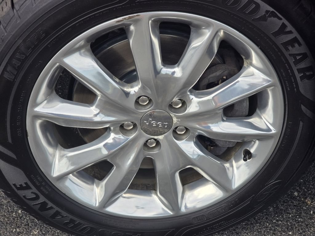 Used 2017 Jeep Cherokee Limited AWD/4WD image 8