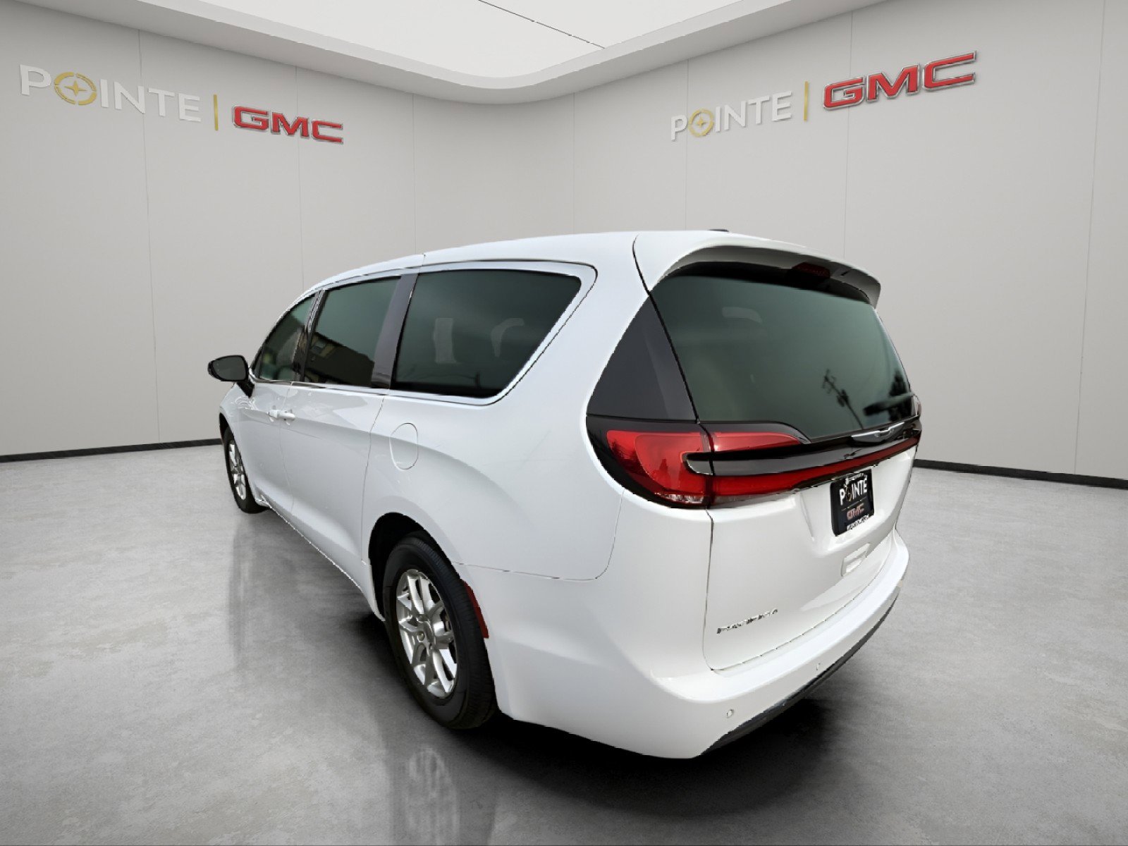 Used 2024 Chrysler Pacifica Touring-L image 6